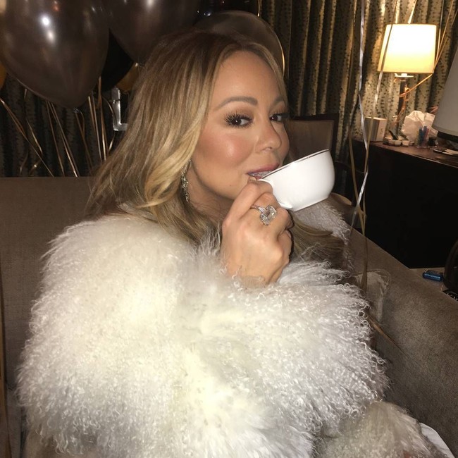 Tidur menjadi bagian penting bagi Mariah Carey. Dia mengaku harus mendapatkan tidur 15 jam sebelum tampil menyanyi.  Foto: Instagram @mariahcarey