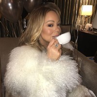 Tidur menjadi bagian penting bagi Mariah Carey. Dia mengaku harus mendapatkan tidur 15 jam sebelum tampil menyanyi.  Foto: Instagram @mariahcarey