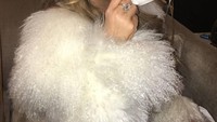 Penyanyi cantik berusia 48 tahun ini, punya gaya hidup yang mewah dan glamor. Dia merupakan penggemar berat dari minuman teh, ini posenya saat menikmati secangkir teh hangat. Foto: Instagram @mariahcarey