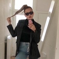 Iza juga disebut-sebut sebagai kembaran Gigi Hadid namun dalam versi tubuh yang lebih curvy atau berisi. Ketika aku menandatangani kontrak dengan MiLK (agensi) mereka mengunggah foto dengan caption The new curvy Gigi Hadid dari sana aku sadar munngkin memang benar! Padahal menurutku aku lebih mirip Bella Hadid, urainya. (Foto: dok. Instagram)