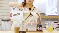 Pasti banyak yang tak menyangka kalau pemain film So Close ini sudah punya anak berusia 8 tahun. Ini karena muka Vicky Zhao yang awet muda. Foto: Instagram zhaoweiofficial