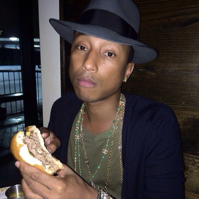 Pharrell Williams Banyak selebriti kesulitan mempertahankan pekerjaan di resto fast food, termasuk penyanyi dan produser yang pernah jadi pelayan McDonald ini. Aku malas, aku sangat malas, ungkap Pharell dalam wawancara. Foto: Instagram @@pharrell