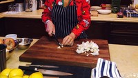 Siapa sangka diva pop dunia ini tak bisa melewatkan hari tanpa makan salmon. Mariah Carey memilih makan salmon Norwegia dengan pendamping capers. Foto: Instagram @mariahcarey