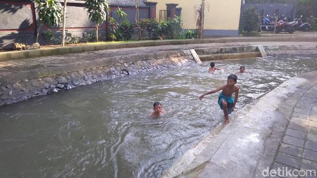 Bocah-bocah kini berenang tanpa takut kotor
