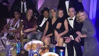 Meski punya jadwal yang sibuk, tapi Pharrell tetap sering ngumpul bareng dengan teman-teman selebnya. Camilan keripik, mini burger, hingga kentang goreng jadi teman ngobrol mereka yang seru. Foto: Instagram @@pharrell