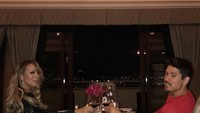 Memiliki rentang usia 13 tahun, tapi Mariah dan sang kekasih Bryan Tanaka, tetap tampil romantis. Mereka sering menikmati makan malam bersama, ditemani segelas wine. Foto: Instagram @mariahcarey