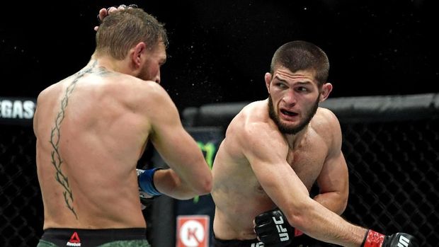 Khabib saat mengalahkan McGregor di UFC 229. (