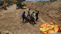 Mereka juga membantu proses pemakaman massal korban gempa Palu.