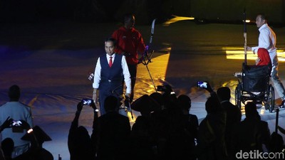 Jokowi Pamer Aksi Memanah di Pembukaan Asian Para Games 2018