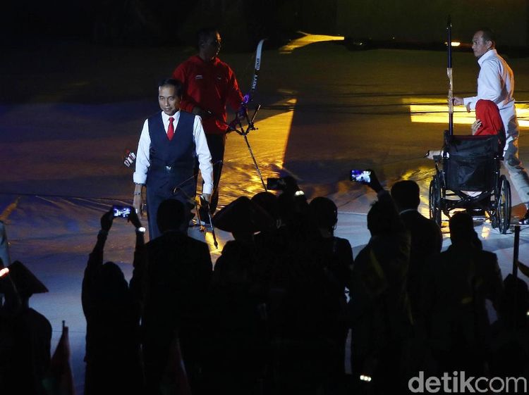 Jokowi Pamer Aksi Memanah di Pembukaan Asian Para Games 2018