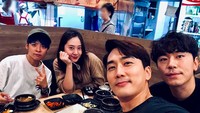 Di sebuah restoran, Seung-heon dan lawan mainnya di Player, Krystal Jung menikmati nasi dan ragam menu Korea. Ada juga Amber yang terlihat duduk di samping Krystal. Foto: Instagram songseungheon100