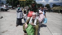 Prajurit TNI mengevakuasi warga korban gempa.
