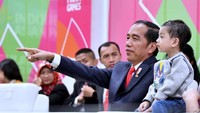 Sesekali dia duduk di pembatas kursi Jokowi dan Iriana (Foto: Dok. Laily Rachev - Biro Pers Setpres)