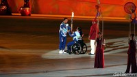 Menpora Imam Nahrawi menyerahkan obor Asian Para Games 2018.