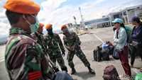 TNI berjaga di bandara.