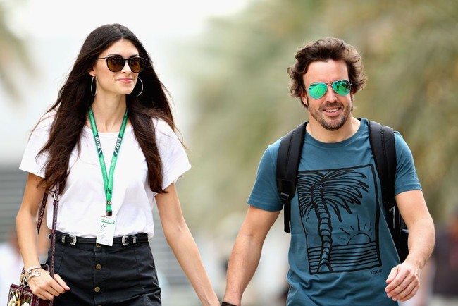 Hubungan Linda dengan Alonso sebenarnya sudah tercium sejak Juli 2016, tidak lama setelah dia putus dari Rossi. Model dengan tinggi 175 cm itu kerap datang ke pertandingan F1 untuk mendukung pebalap 37 tahun tersebut. Foto: Dok. Getty Images, Instagram