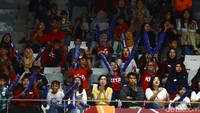 Mereka bersorak-sorai untuk menyemangati tim bulutangkis beregu putra Indonesia.