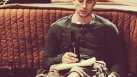 Duduk santai di lantai kamar, Chris sedang menikmati sebotol minuman. Di sampingnya ada wadah bekas makan, tampaknya Chris habis menyantap menu makan malamnya. Foto: Instagram
