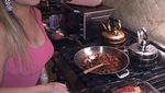 Pesona Diva Mariah Carey, Saat Masak Lasagna hingga Makan Bareng Kekasih