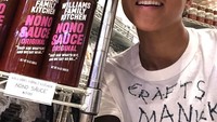Bersama sang istri, Pharrell membuat produk saus dengan resep keluarga mereka. Saus-saus ini bahkan sudah dipasarkan di berbagai supermarket di Amerika lho. Foto: Instagram @@pharrell