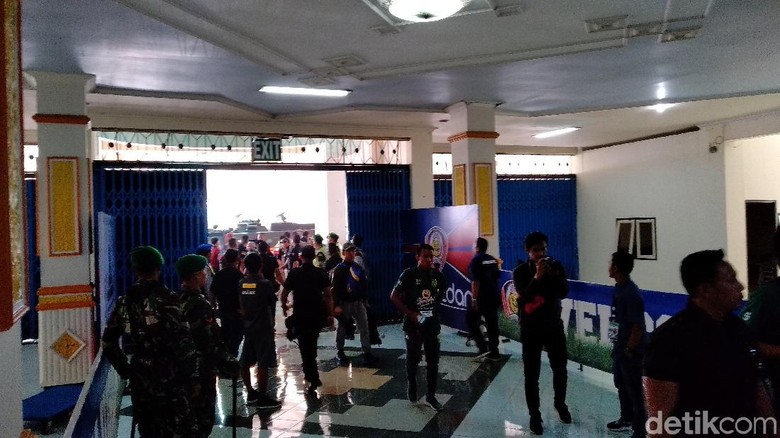 Tiba di Stadion Kanjuruhan, Pemain dan Official Persebaya Dibawa Rantis Tiba di Stadion Kanjuruhan, Pemain dan Official Persebaya Dibawa Rantis