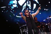 Penampilan band rock Indonesia Jamrud di Synchronize Fest 2018