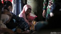 Sebagian penumpang adalah anak-anak.