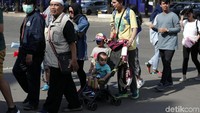 Sebagian dari mereka datang dengan mengajak anaknya yang masih balita.