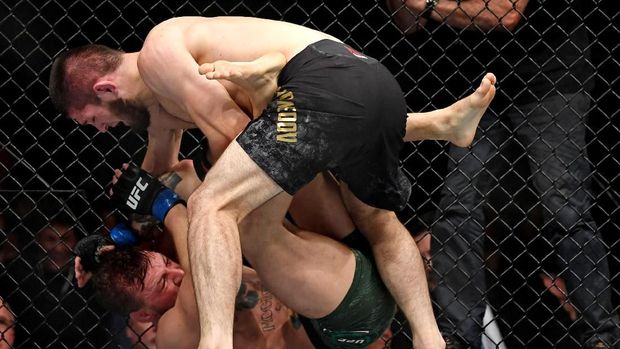 Khabib Nurmagomedov menunjukkan solidaritas kepada rekan-rekannya yang dihukum dengan menolak bertarung 12 bulan. (