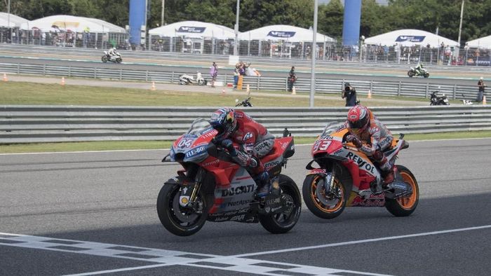 Andrea Dovizioso kalah dalam duel dengan Marc Marquez di Thailand (Mirco Lazzari gp/Getty Images) Andrea Dovizioso kalah dalam duel dengan Marc Marquez di Thailand (Mirco Lazzari gp/Getty Images)