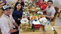Bersama rekan-rekannya, Gamal terlihat sedang menikmati makan siangnya. Ada gulai ikan, tumis kangkung dan menu lainnya. Foto: instagram @gamalalbinsaid