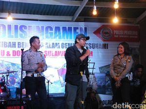Polisi Ngamen Bareng Sammy Simorangkir Galang Dana Korban Gempa