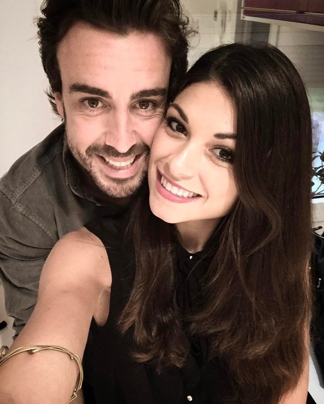 Setelah putus dari Rossi, Linda jatuh ke pelukan pebalap lainnya yaitu Fernando Alonso. Model kelahiran 15 November 1988 itu diketahui pacaran dengan Alonso setelah sama-sama mengunggah foto kebersamaan mereka ke Instagram pada Februari 2017. Foto: Dok. Getty Images, Instagram