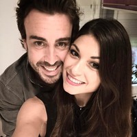 Setelah putus dari Rossi, Linda jatuh ke pelukan pebalap lainnya yaitu Fernando Alonso. Model kelahiran 15 November 1988 itu diketahui pacaran dengan Alonso setelah sama-sama mengunggah foto kebersamaan mereka ke Instagram pada Februari 2017. Foto: Dok. Getty Images, Instagram