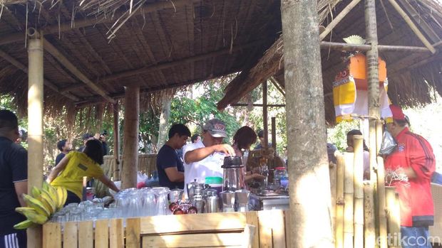 Di lokasi ini juga ada warung yang jual aneka jajanan