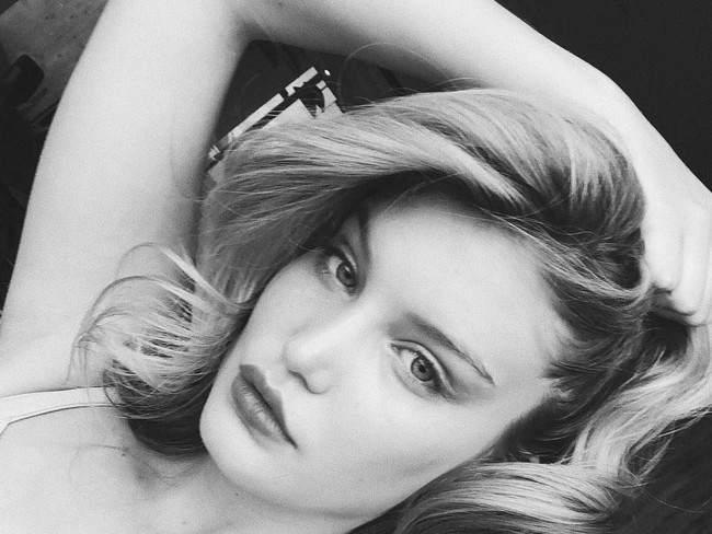 Berkat wajah mirip Gigi, model 22 tahun ini juga mulai bersinar di industri mode. Iza mendapatkan pekerjaan besar pertamanya menjadi model untuk pakaian renang Alpine Butterfly. Foto: dok. Instagram