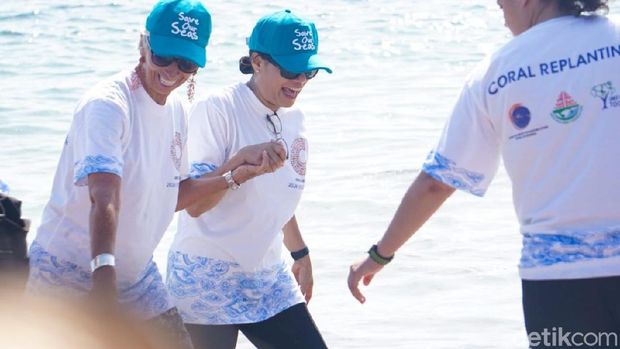 Kompak Barkaus Putih, Lagarde hingga Luhut Tanam Terumbu Karang di Bali