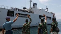 Mereka juga mengerahkan kapal KRI Makassar untuk mengevakusi para korban.
