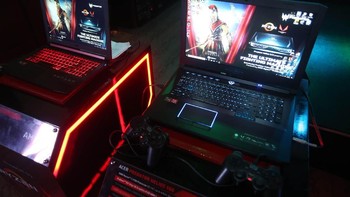 Ditujukan untuk gamer garis keras (hardcore) dan pekerja kreatif laptop ini mengusung layar 17,3 inci dalam resolusi Full HD dengan kecepatan refresh (refresh rate) hingga 144Hz, dan dukungan Radeon Freesync.