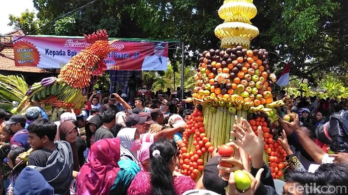 Kirab tumpeng sedekah bumi lestarikan budaya surabaya