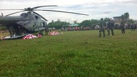 Bantuan tiba dengan penjagaan TNI.  Istimewa/Puspen TNI