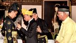 Momen Jokowi Dianugerahi Gelar Bangsawan Tertinggi Kesultanan Deli