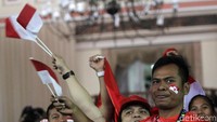 Pendukung Indonesia memberikan dukungan dengan terus mengibarkan bendera merah putih.