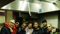 Berteman dekat dengan salah satu chef di restroan, Pharrell mengajak teman-temannya untuk makan malam bersama. Sekaligus menonton aksi live cooking dari chef tersebut. Foto: Instagram @@pharrell