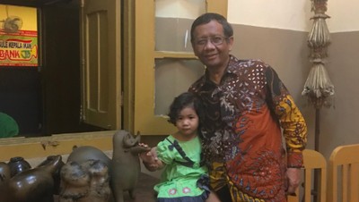 Momen Manis Mahfud MD Ketika Bersama Anak-anak
