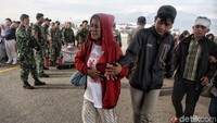 Beberapa di antara mereka tampak luka-luka.