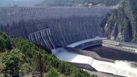 PLTA Sayano-Shushenskaya Dam di Sayanogorsk, Rusia ini memiliki kapasitas terpasang 6.400 MW. Istimewa/Geoshen.