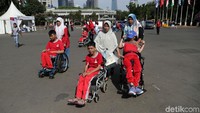 Warga berdatangan ke kawasan GBK, Jakarta, Minggu (7/10/2018).