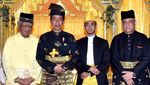 Momen Jokowi Dianugerahi Gelar Bangsawan Tertinggi Kesultanan Deli
