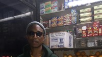 Cukup paka hoodie dan kacamata, Pharrell terjun langsung ke pasar tradisional, untuk memilih dan membeli beberapa buah segar. Foto: Instagram @@pharrell